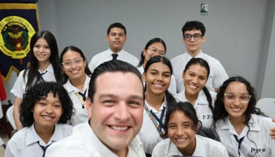 Embajador Kevin Cabrera participando en un evento cultural en Panamá